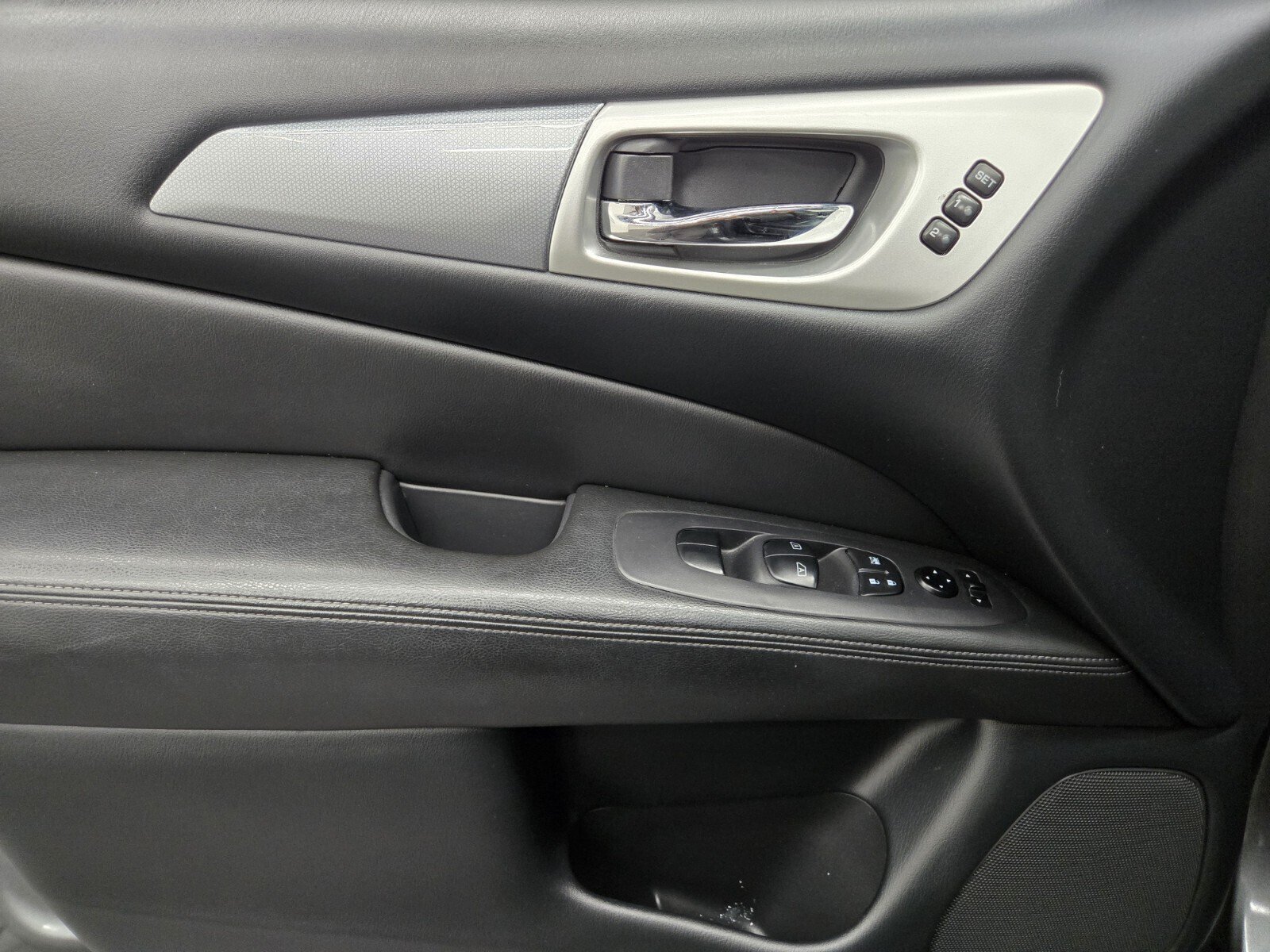 Used 2019 Nissan Pathfinder SL FWD image 15