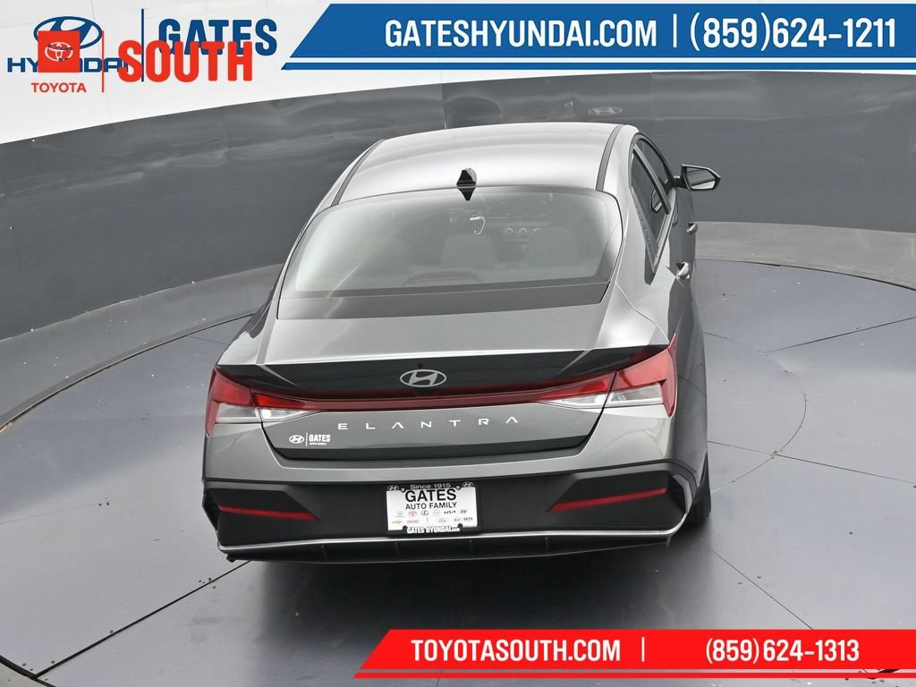 Used 2025 Hyundai Elantra SE FWD image 39