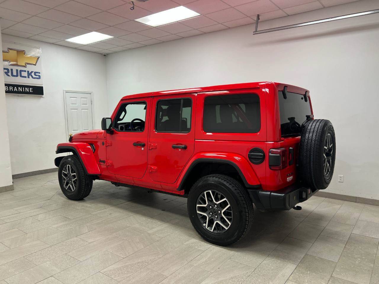 Used 2025 Jeep Wrangler Unlimited Sahara AWD/4WD image 15