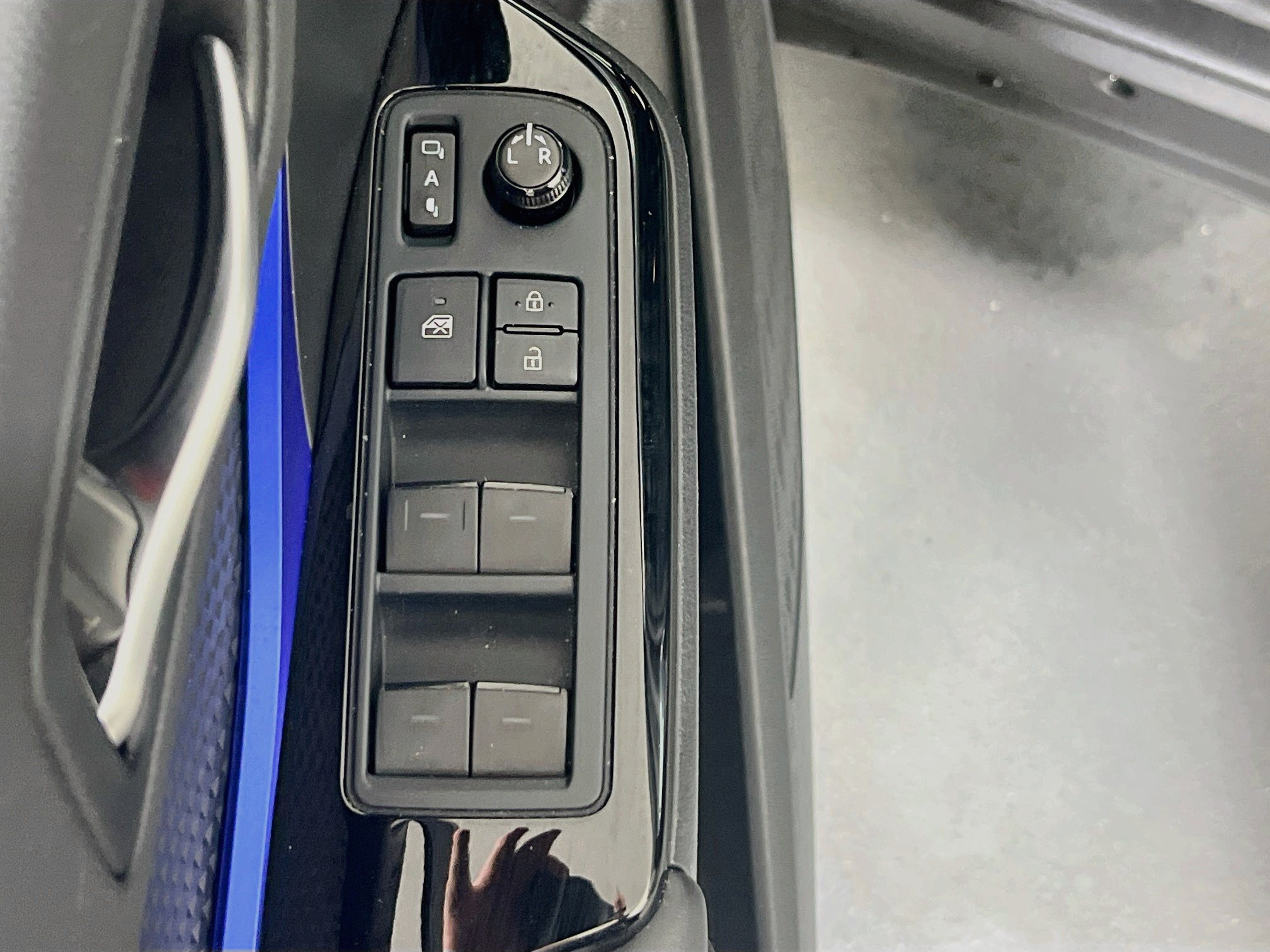 Used 2021 Toyota C-HR XLE FWD image 17