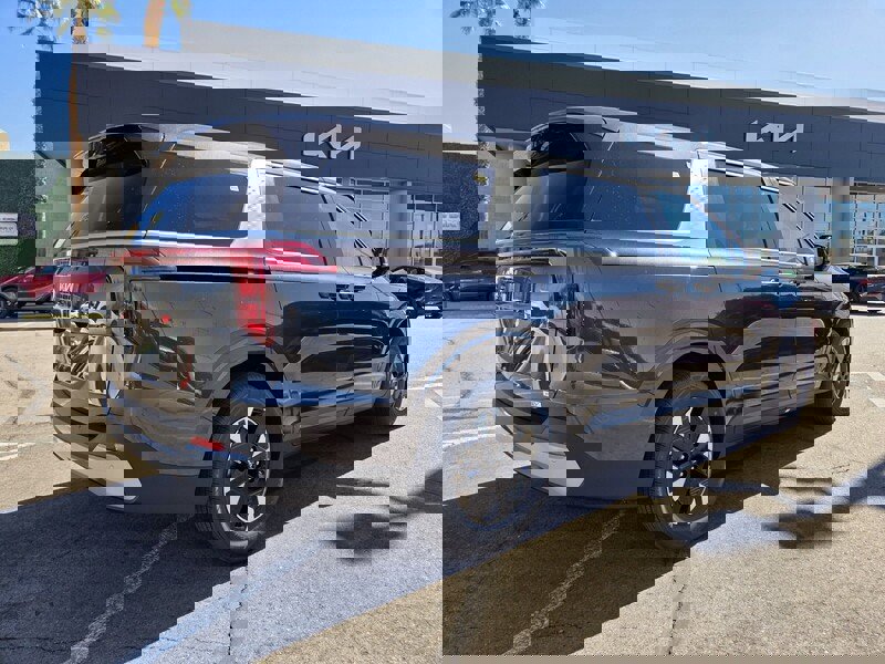 New 2026 Kia Carnival LXS image 3