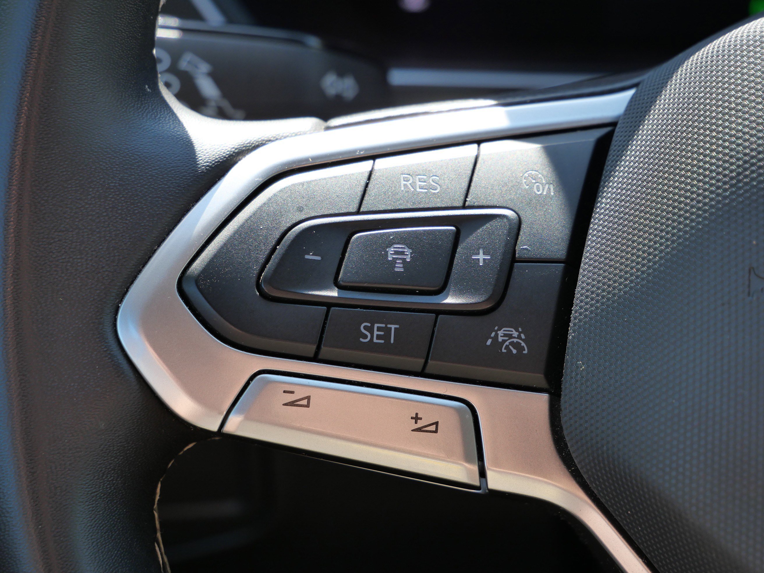 Certified 2024 Volkswagen Tiguan SE image 32