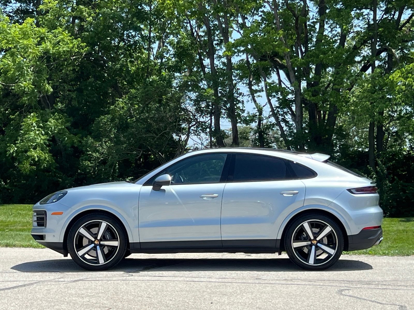 Certified 2024 Porsche Cayenne Coupe AWD/4WD image 2