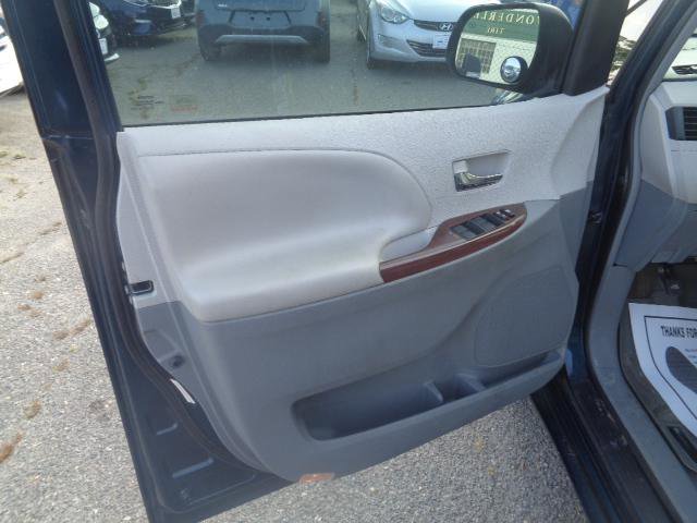 Used 2012 Toyota Sienna XLE image 17