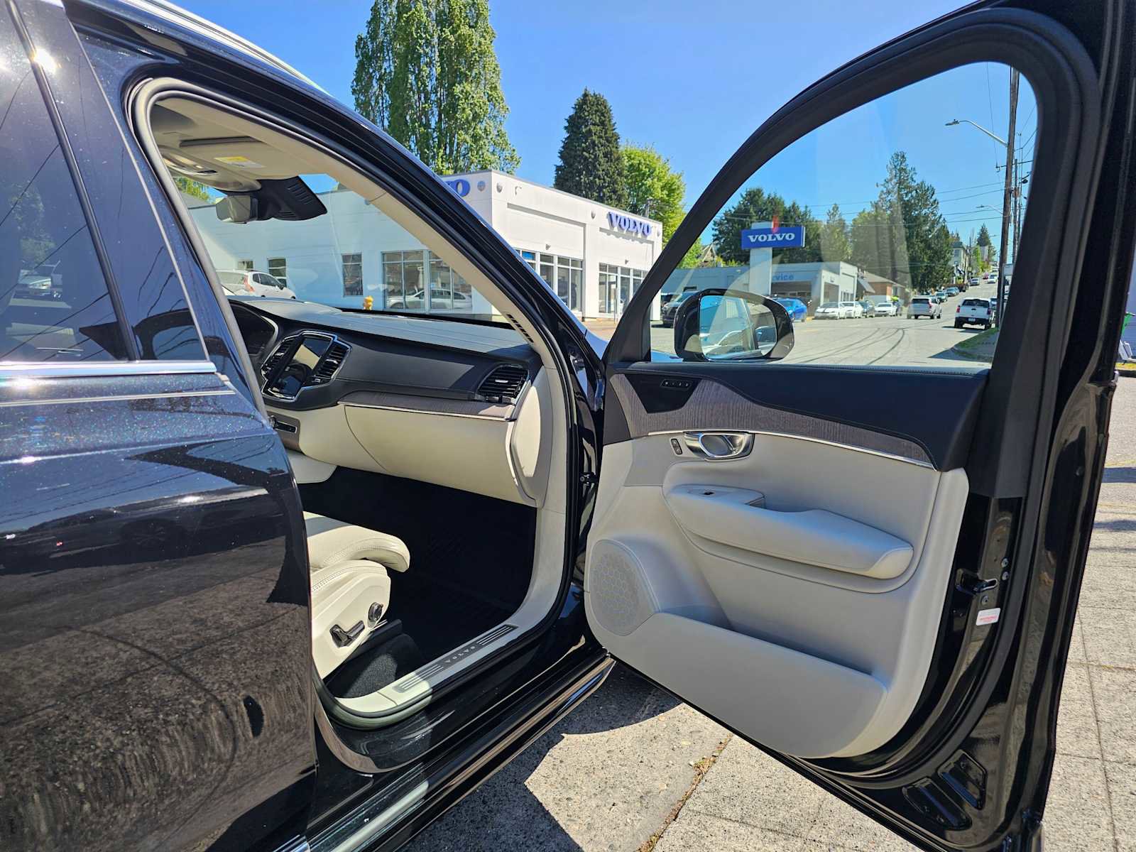 Used 2023 Volvo XC90 B6 Ultimate w/ Protection Package Premier AWD/4WD image 10