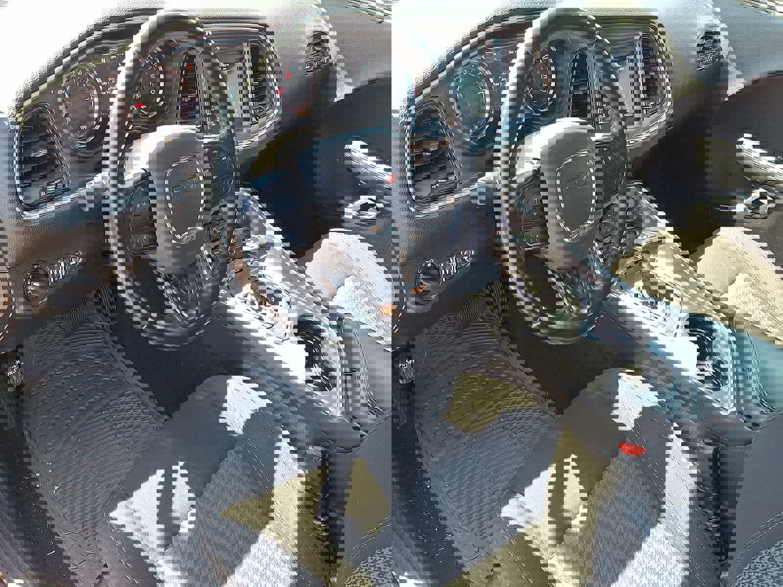 Used 2021 Dodge Challenger SXT image 16