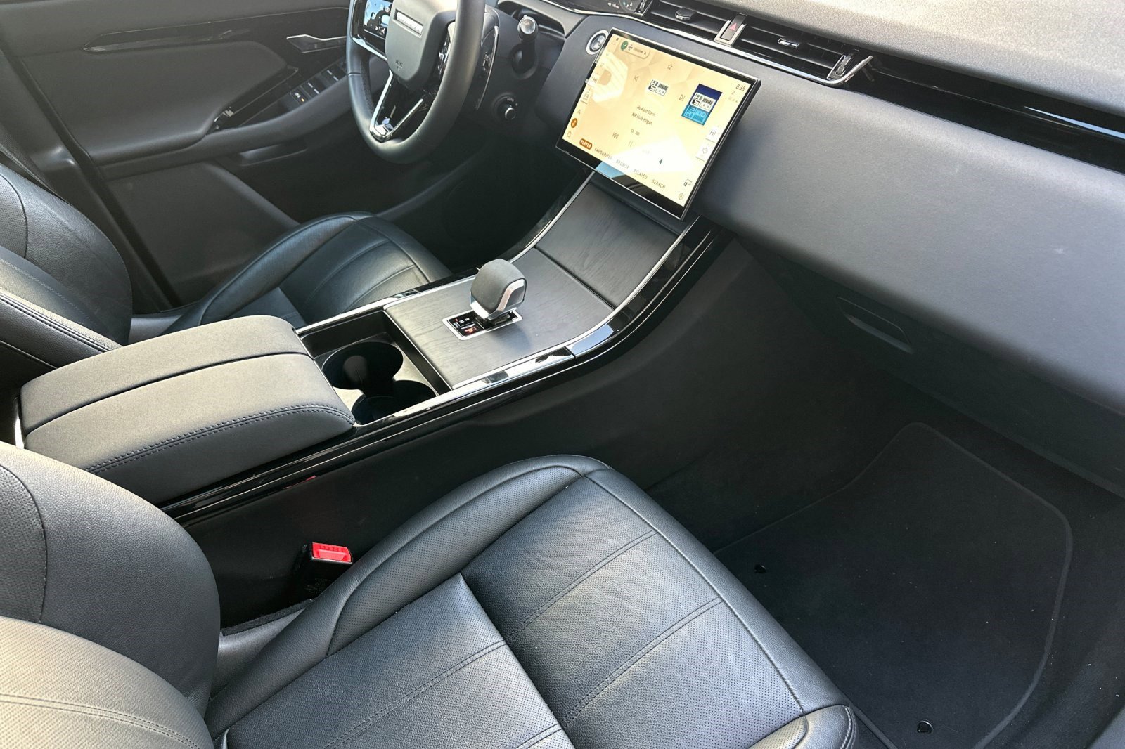 Certified 2024 Land Rover Range Rover Evoque Dynamic SE image 32