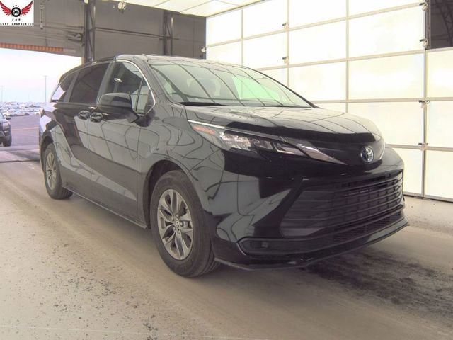 Used 2024 Toyota Sienna LE image 4