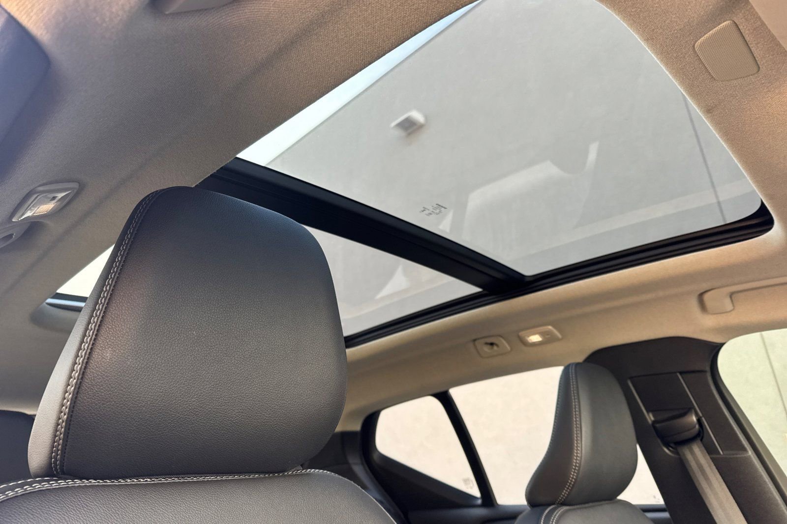 Used 2024 Volvo XC40 B5 Plus w/ Climate Package image 18