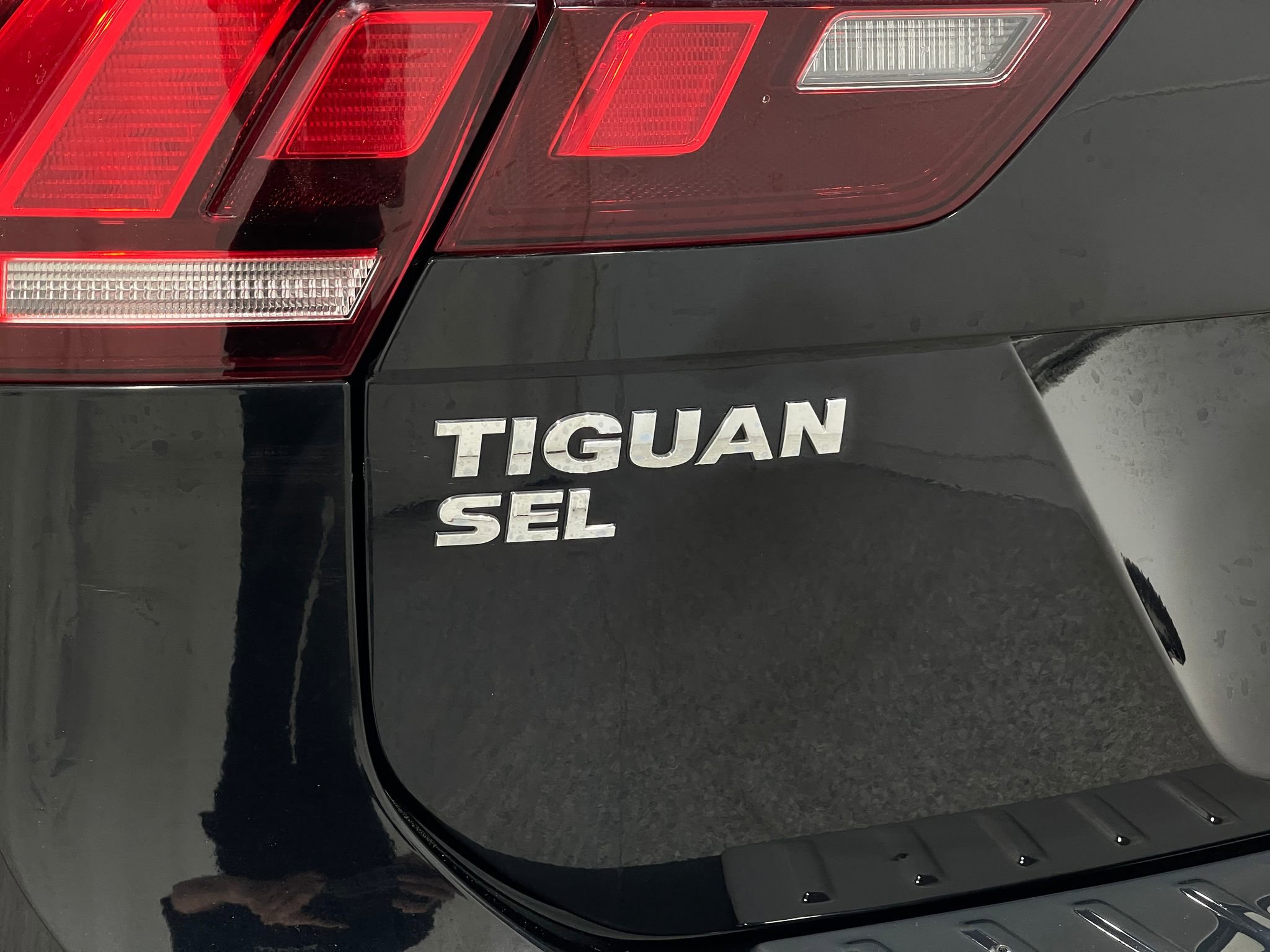 Used 2021 Volkswagen Tiguan SEL AWD/4WD image 40