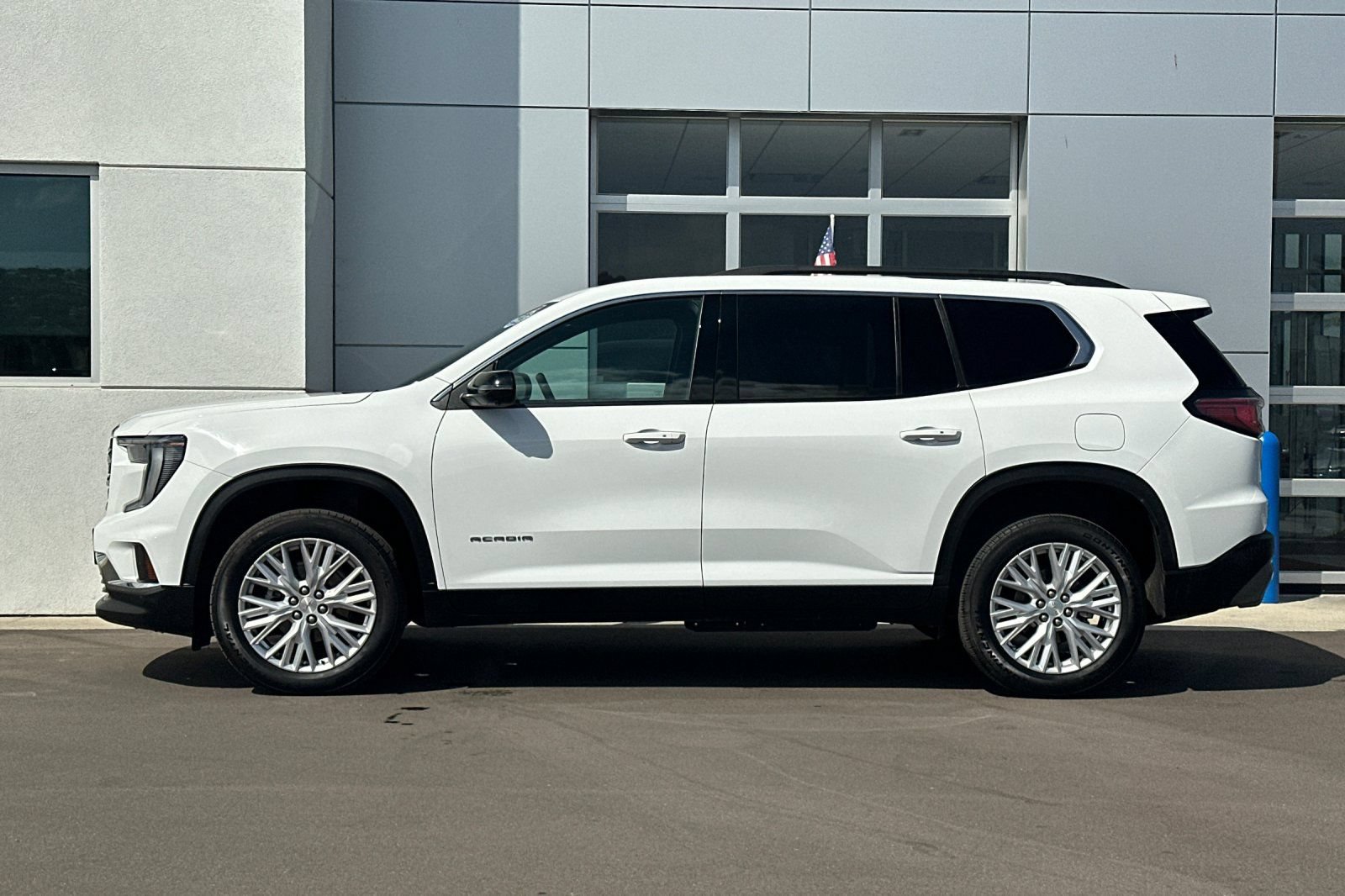 Used 2026 GMC Acadia Elevation w/ Elevation Premium Package FWD image 7