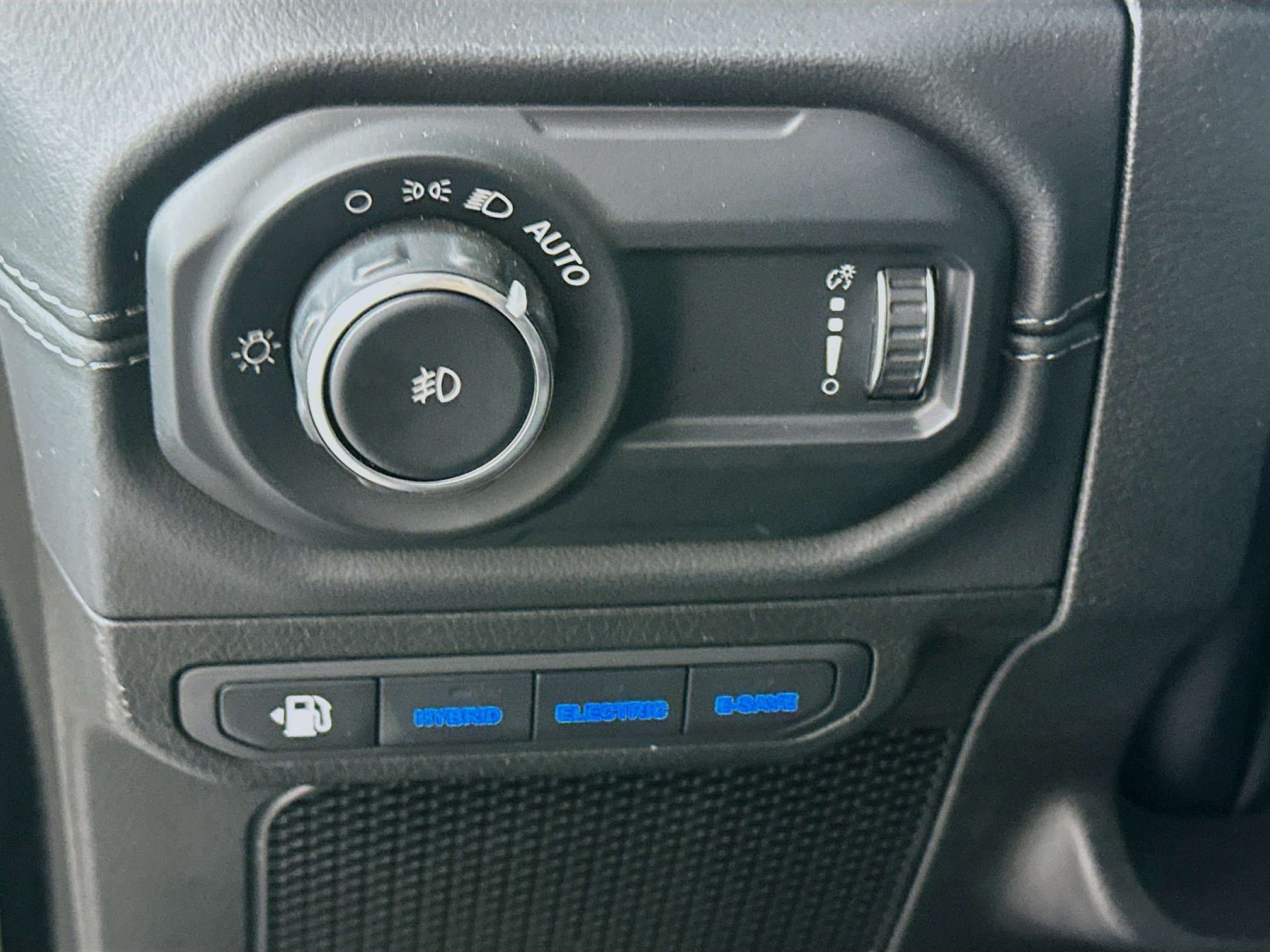 Used 2024 Jeep Wrangler Unlimited Sahara AWD/4WD image 16