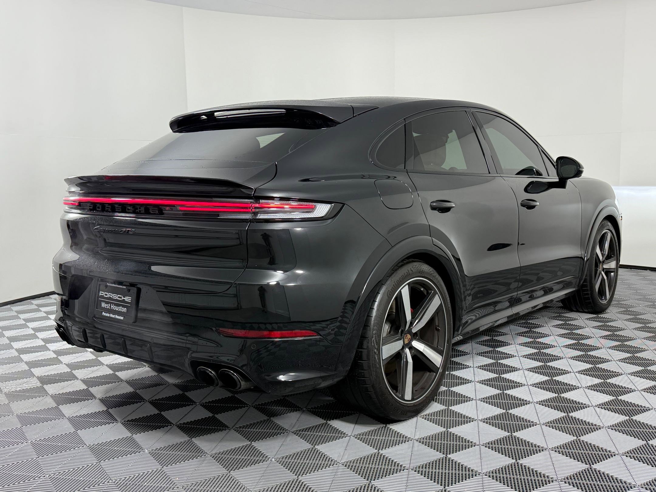 Used 2025 Porsche Cayenne GTS image 9