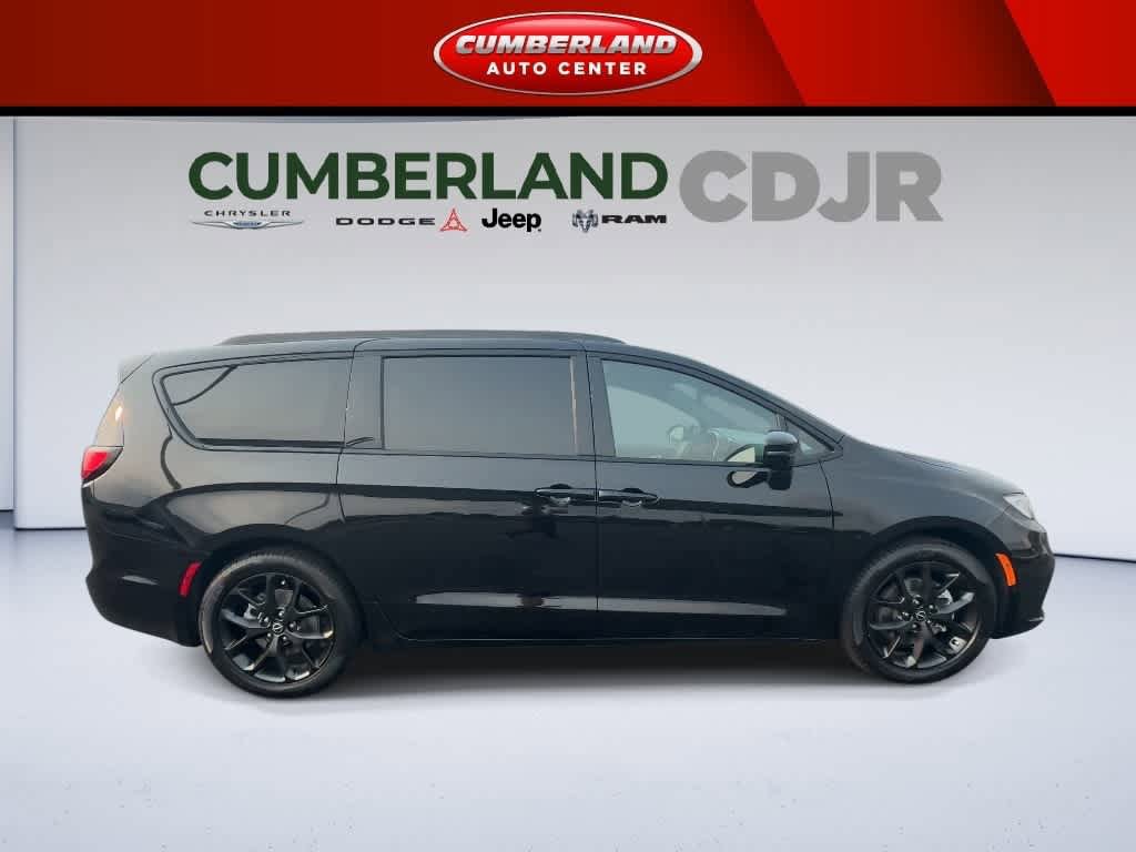 New 2026 Chrysler Pacifica Limited w/ S Appearance Package image 9
