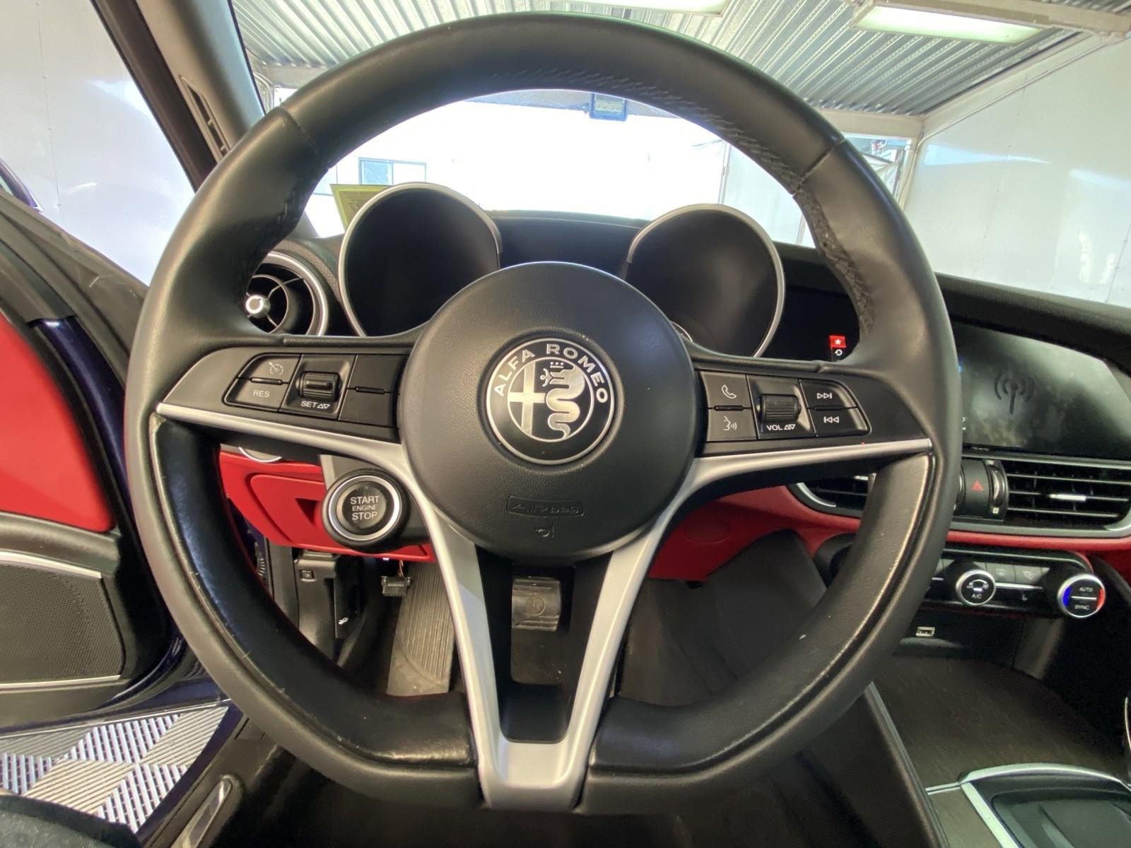 Used 2019 Alfa Romeo Giulia Ti AWD/4WD image 27