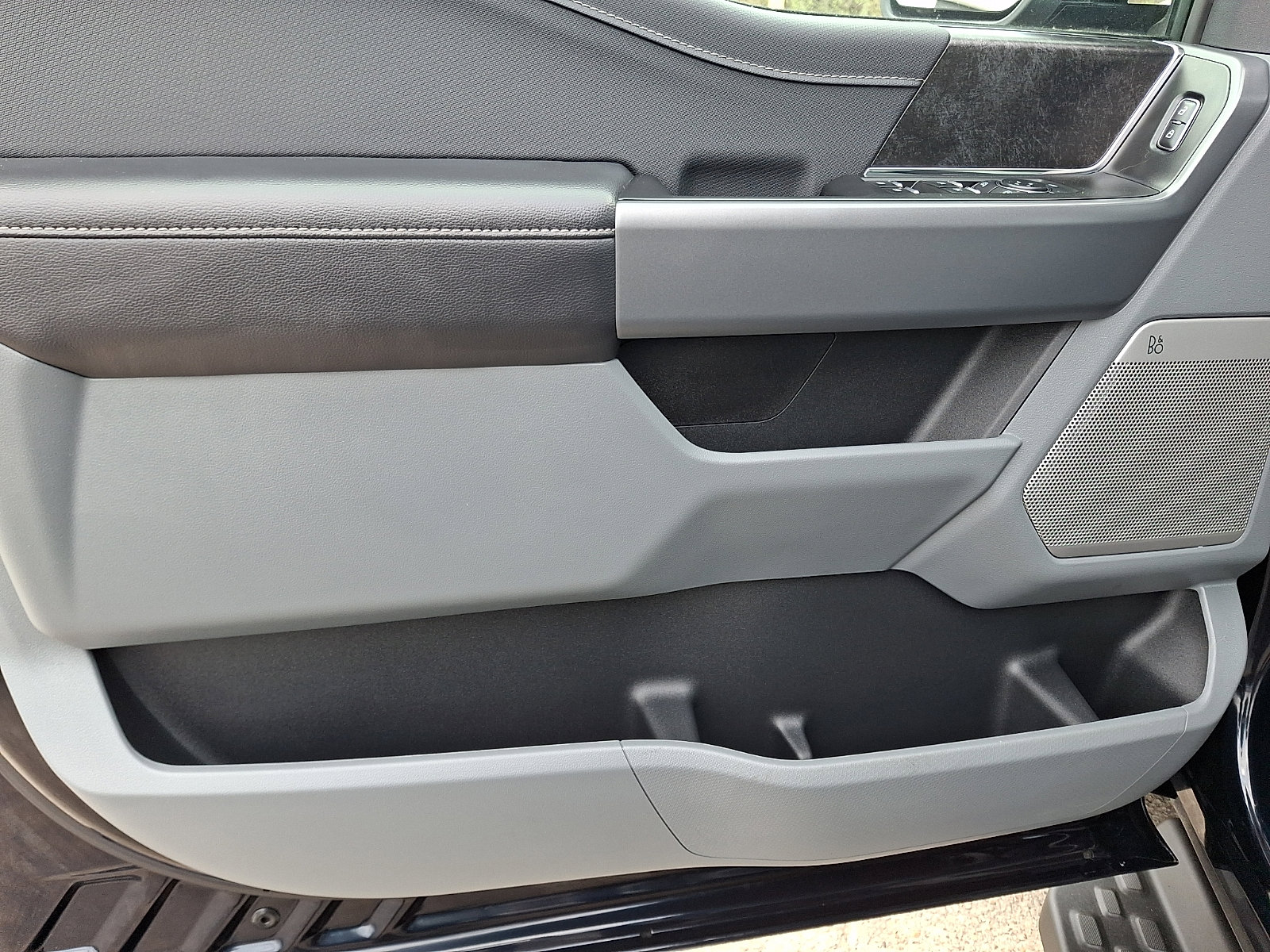 Used 2025 Ford F150 Lightning Flash image 14