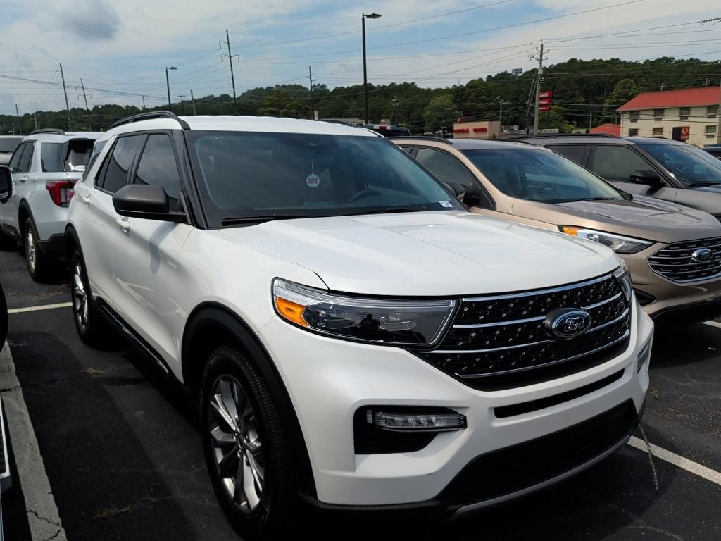 Used 2024 Ford Explorer XLT w/ Equipment Group 202A RWD image 2