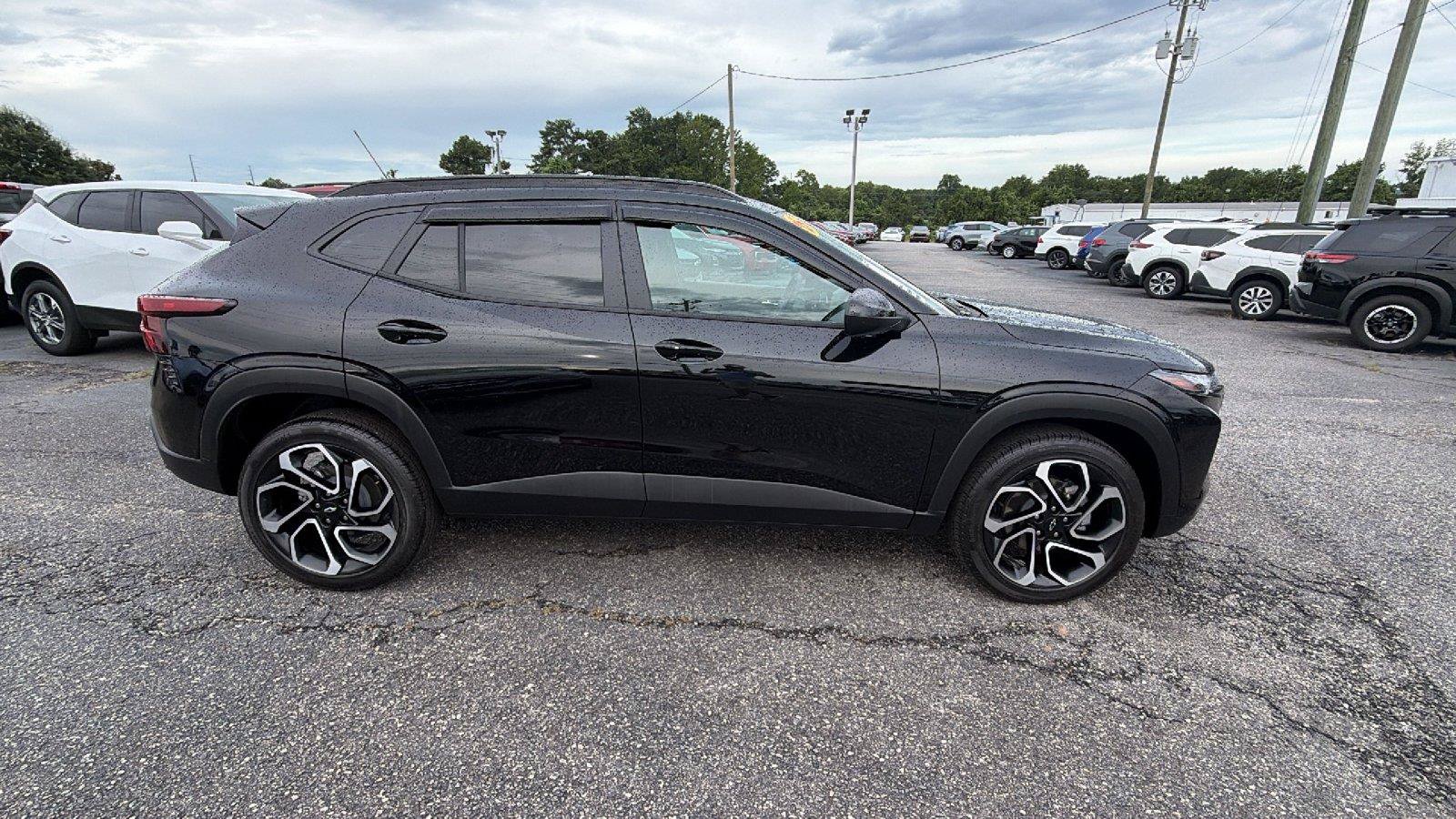 Used 2025 Chevrolet Trax RS w/ Sunroof Package FWD image 8