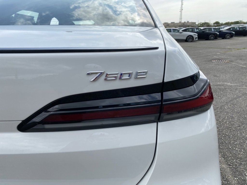 New 2026 BMW 750e xDrive w/ Premium Package image 4