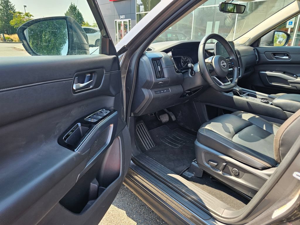 Used 2025 Nissan Pathfinder SL w/ SL Premium Package AWD/4WD image 22