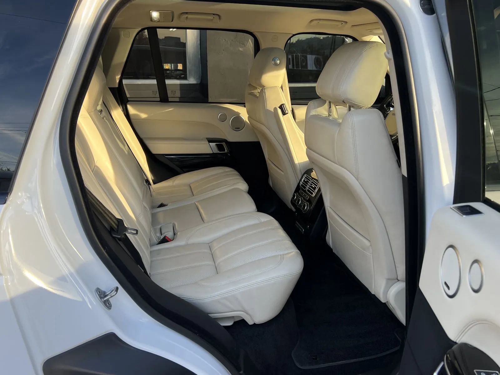 Used 2016 Land Rover Range Rover HSE image 16