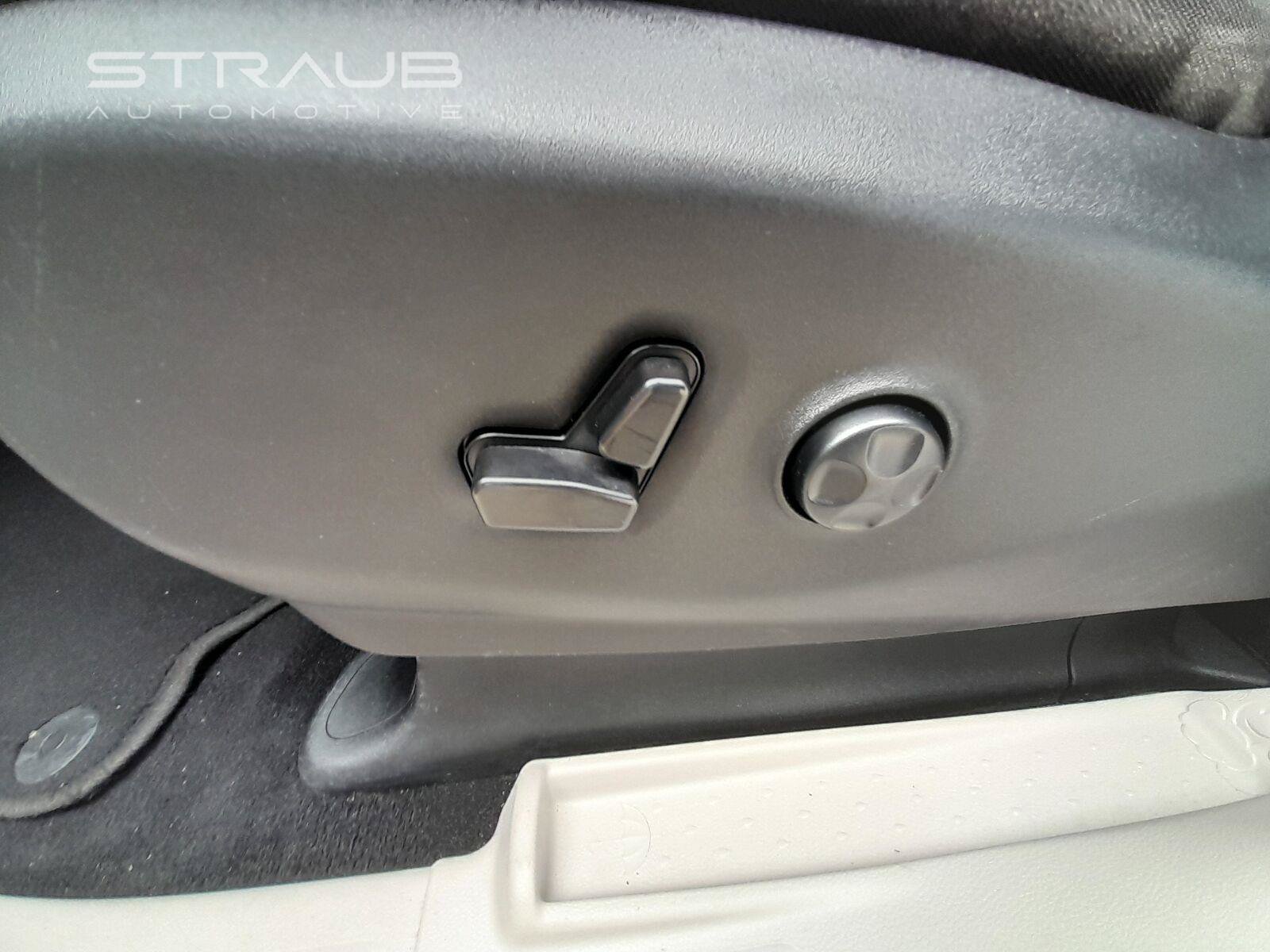 Used 2023 Chrysler Voyager LX FWD image 35