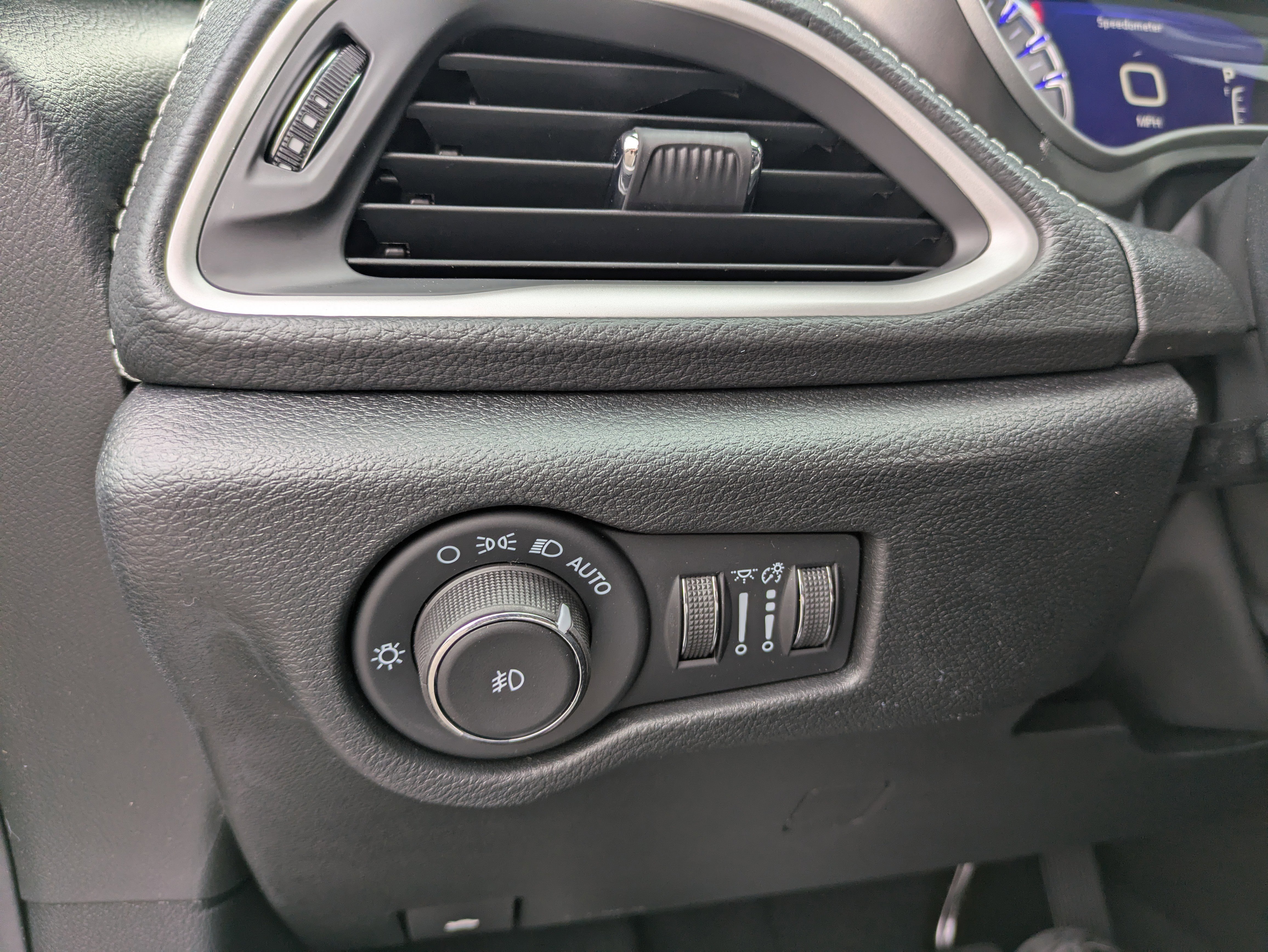 Used 2026 Chrysler Pacifica Select image 25