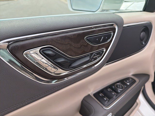 Used 2019 Lincoln Continental Reserve image 11