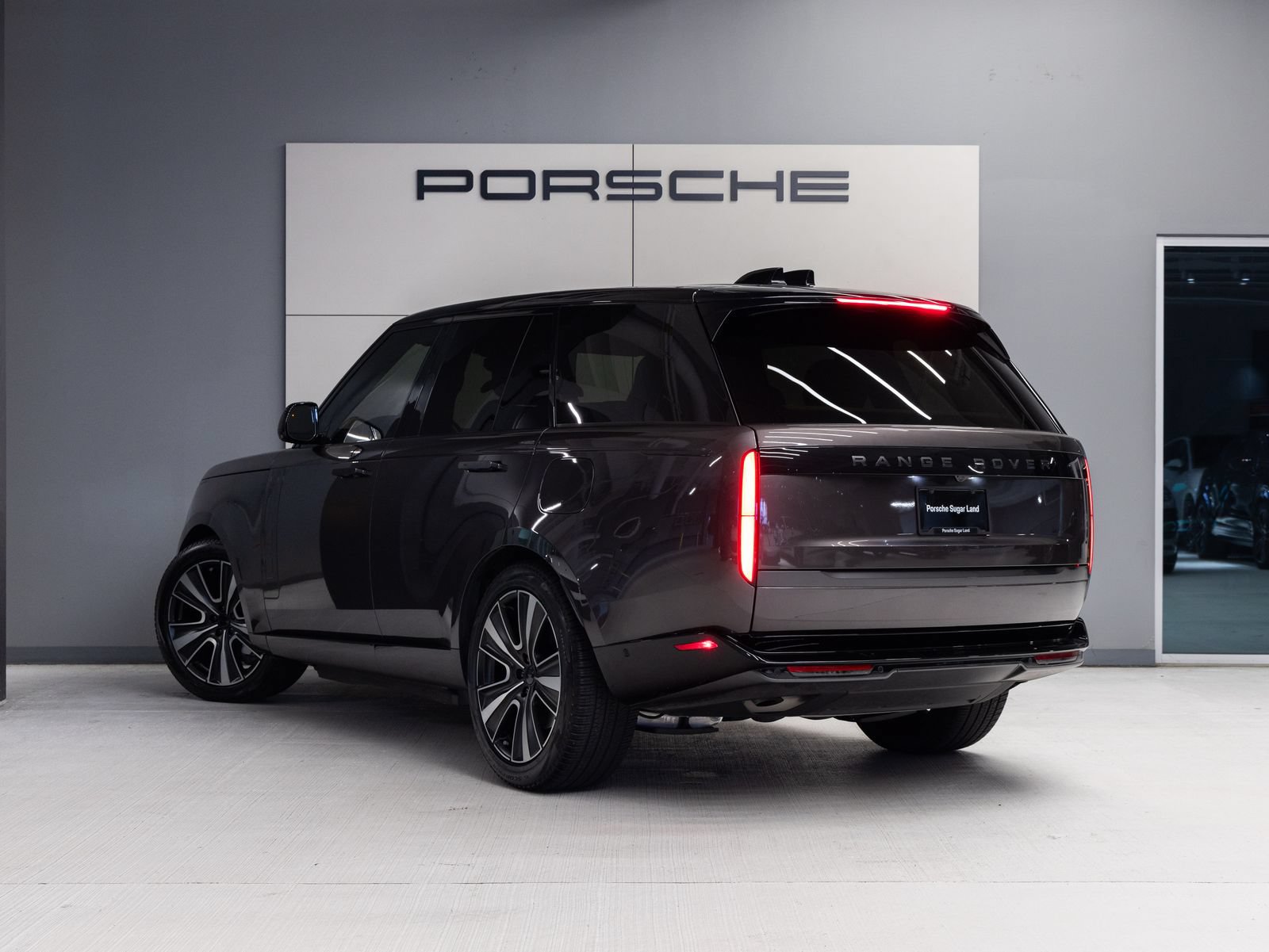 Used 2026 Land Rover Range Rover SE AWD/4WD image 3