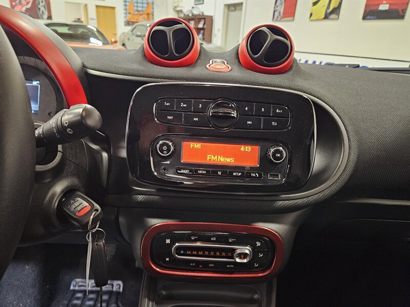 Used 2017 smart fortwo pure RWD image 30