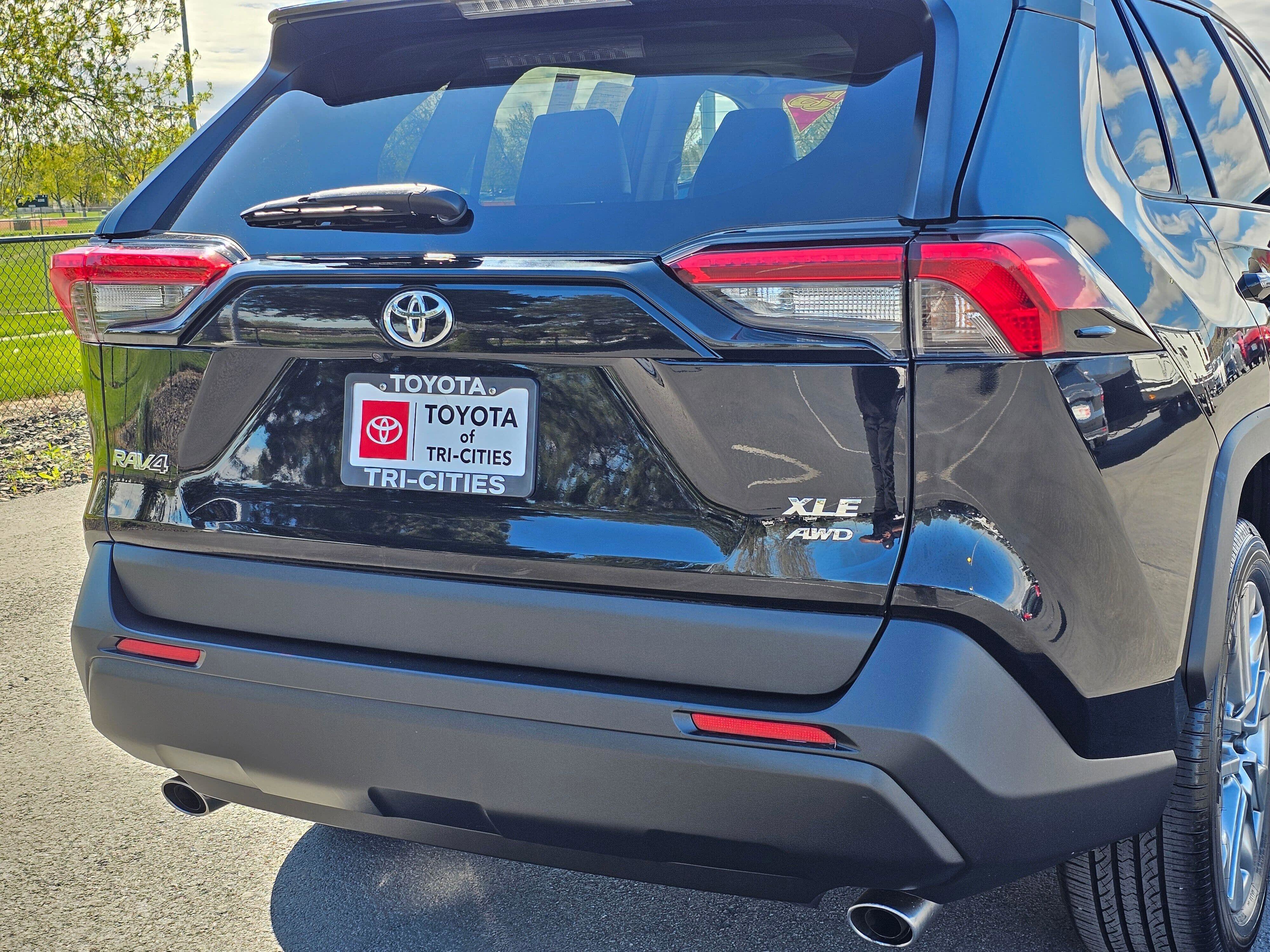 Used 2023 Toyota RAV4 XLE Premium image 13