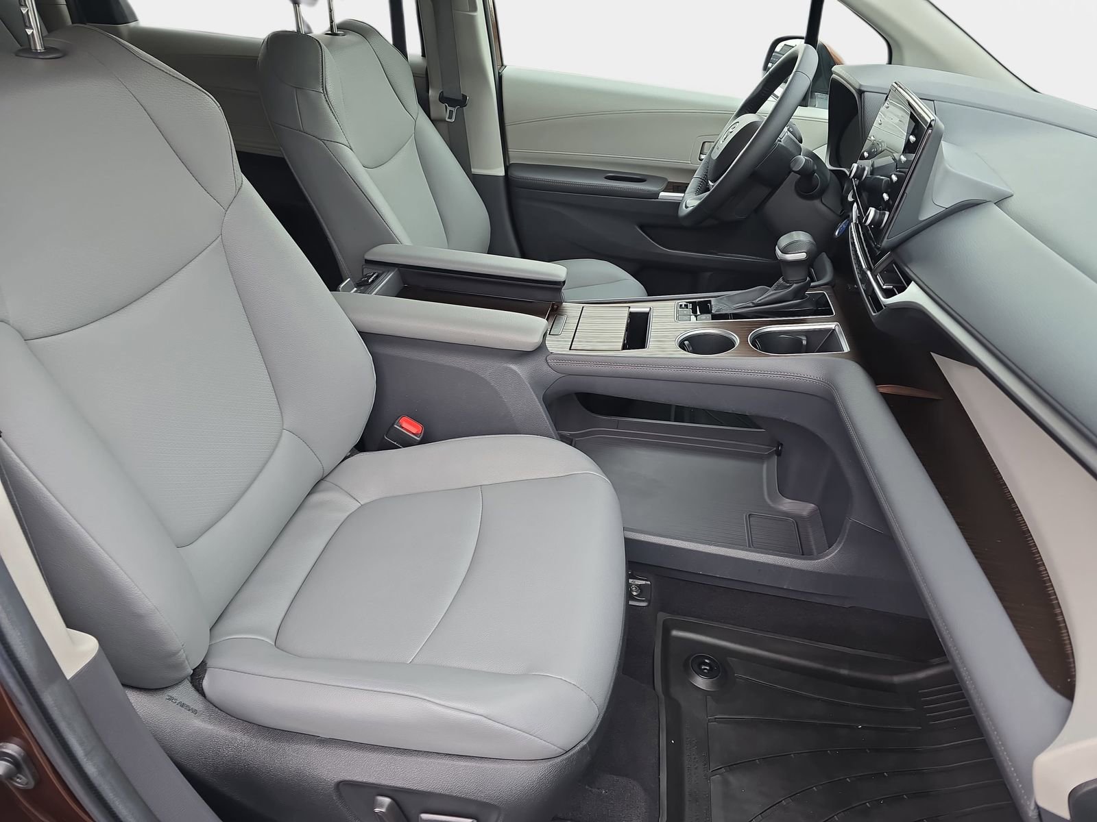 Used 2023 Toyota Sienna XLE image 10