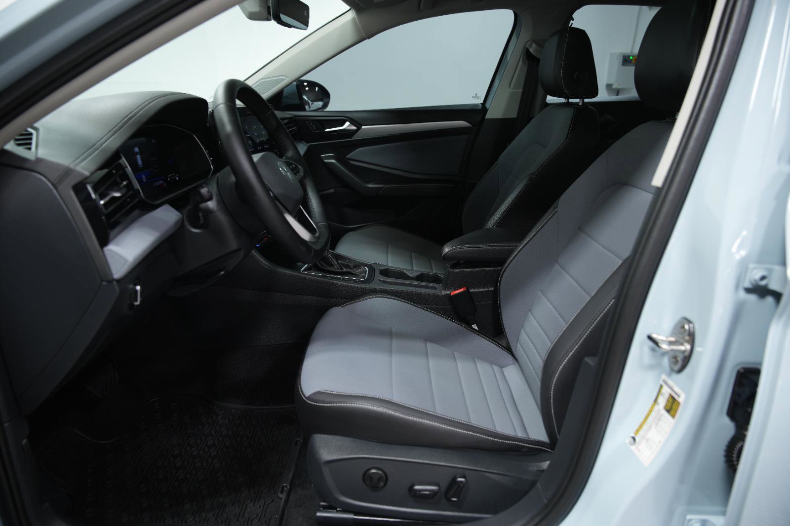 Used 2025 Volkswagen Jetta SE image 25