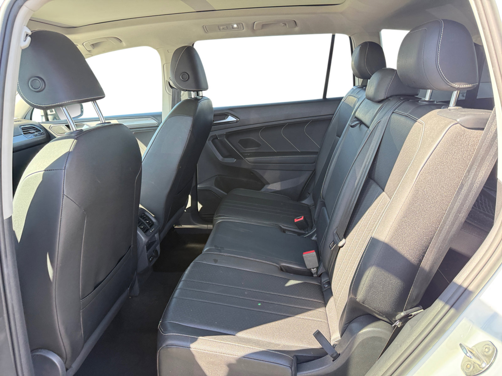 Used 2023 Volkswagen Tiguan SE w/ Panoramic Sunroof Package FWD image 16
