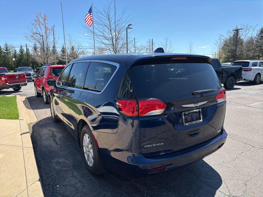 Used 2017 Chrysler Pacifica Touring FWD image 4