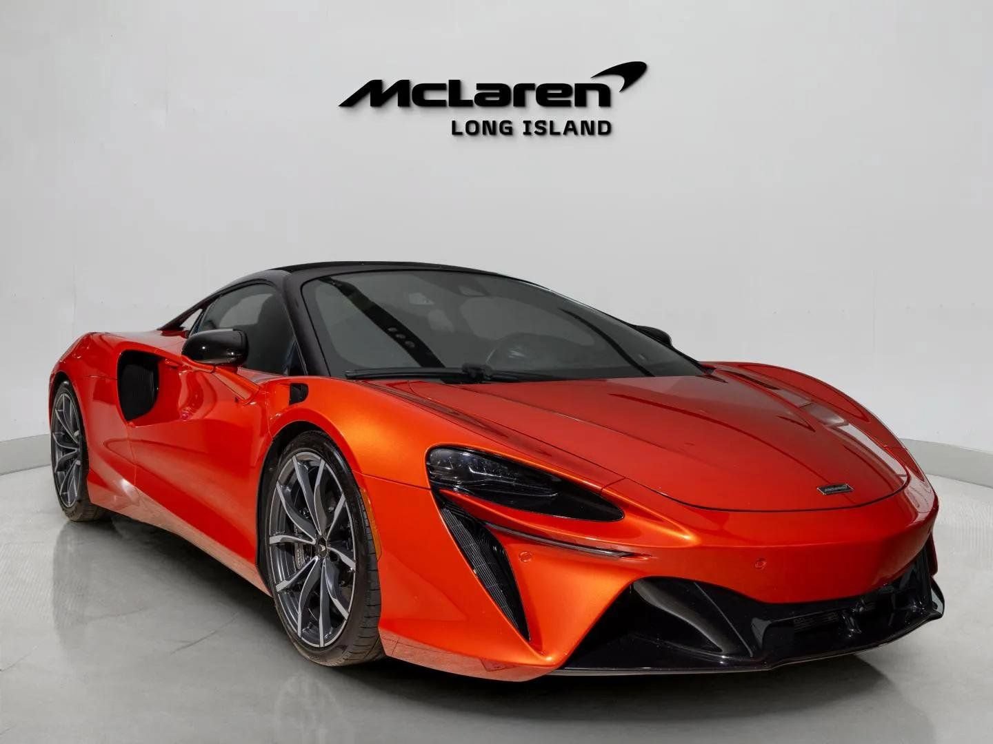 Used 2023 McLaren Artura RWD image 4