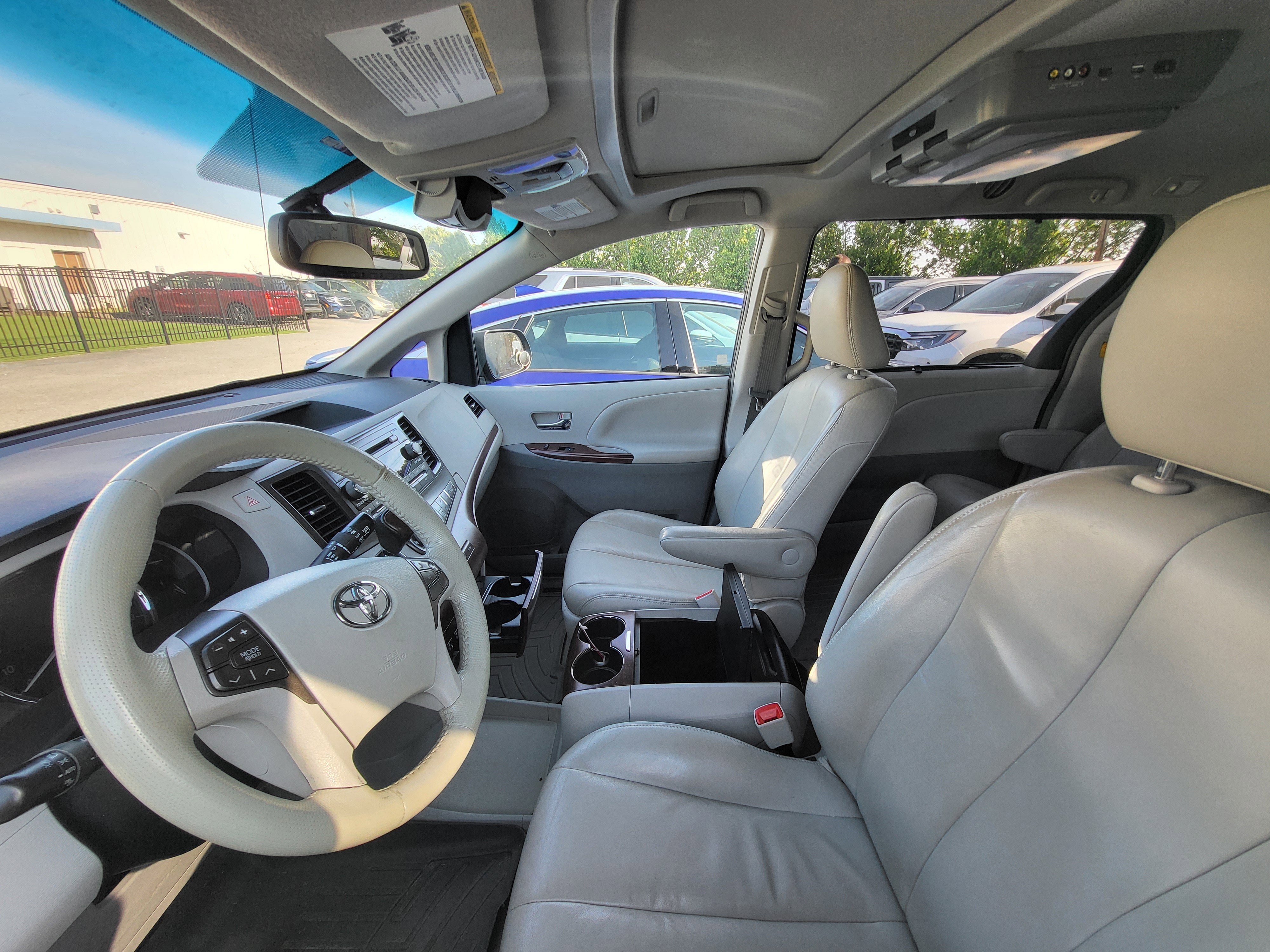 Used 2012 Toyota Sienna XLE image 10