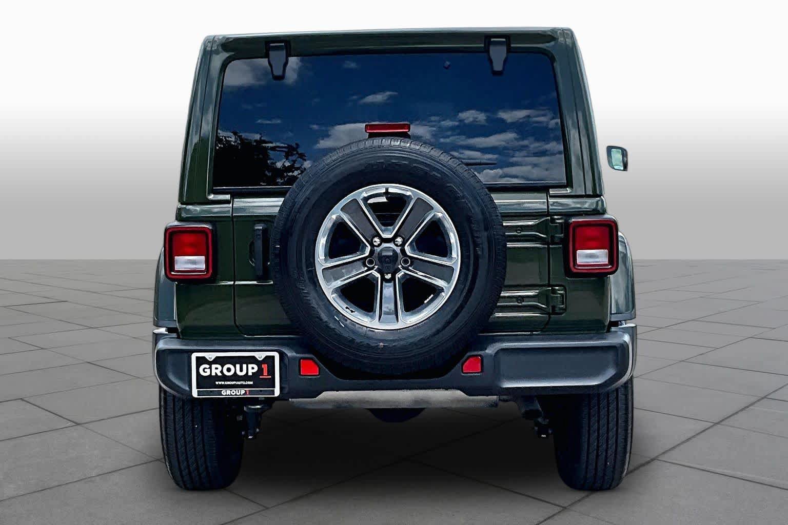 Used 2022 Jeep Wrangler Unlimited Sahara AWD/4WD image 5