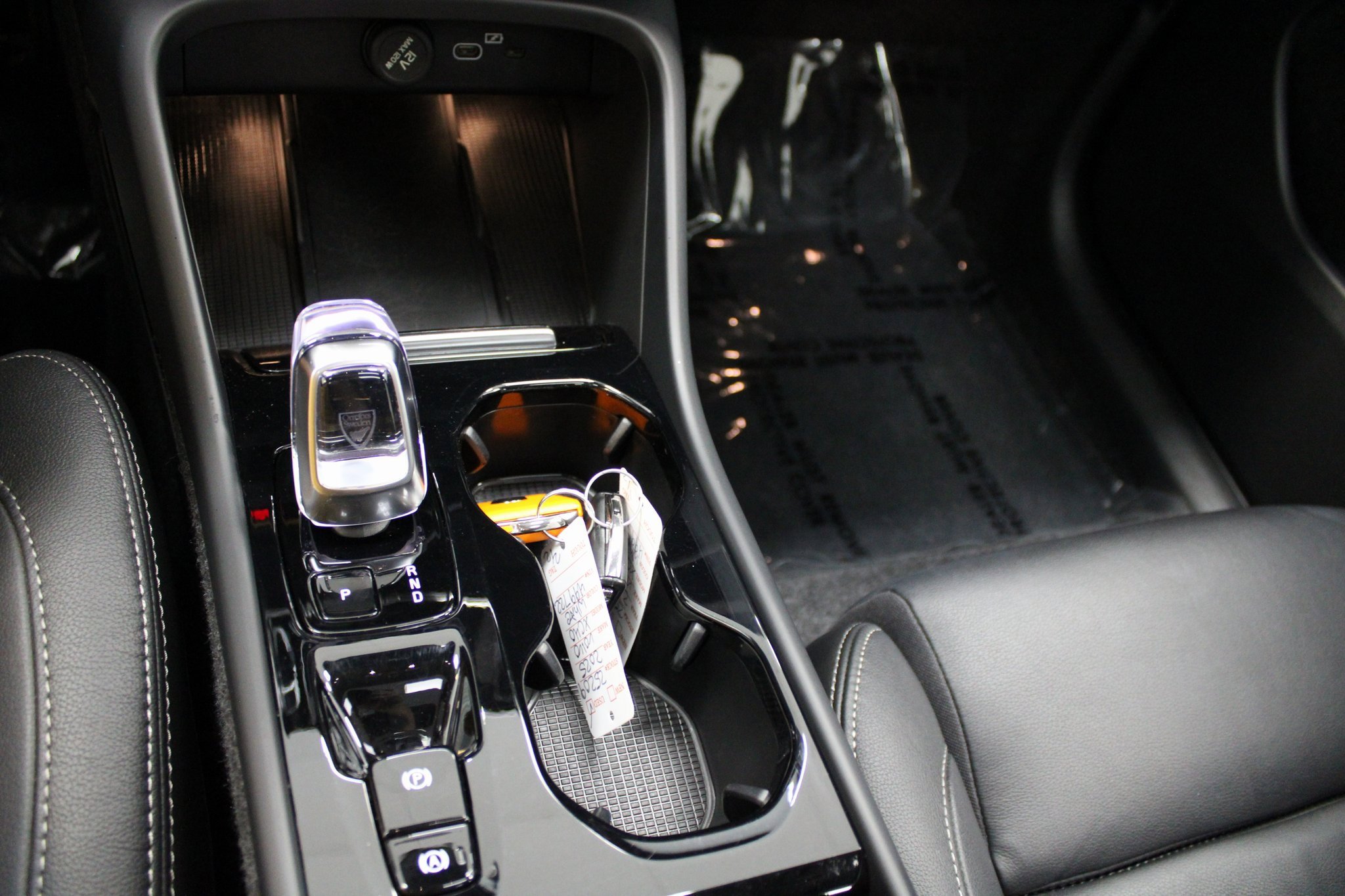 Used 2025 Volvo XC40 B5 Plus image 30