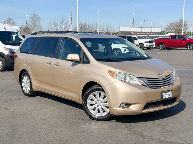 Used 2014 Toyota Sienna Limited w/ Limited Premium Package image 2