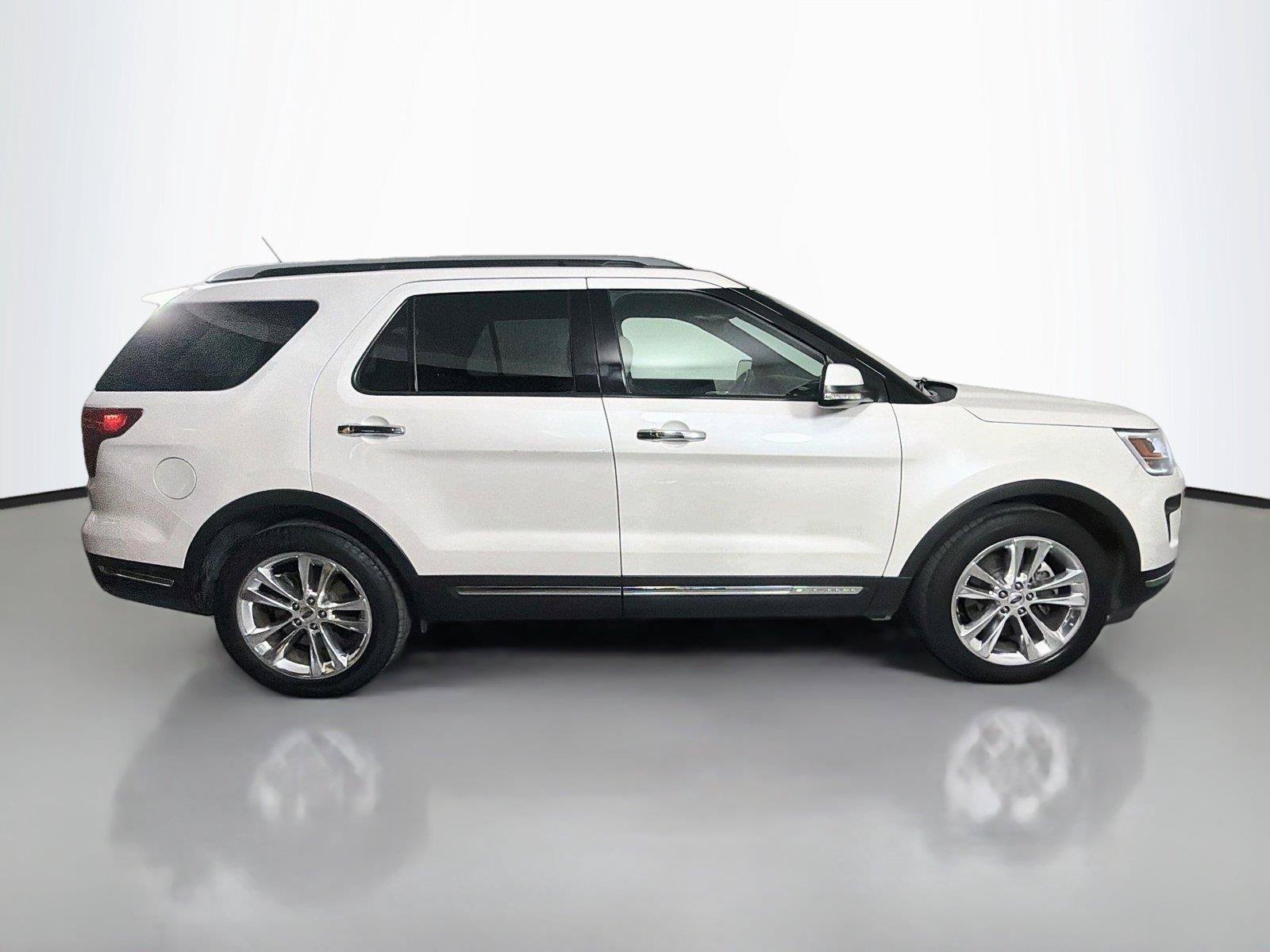 Used 2018 Ford Explorer Limited w/ Equipment Group 301A FWD image 4