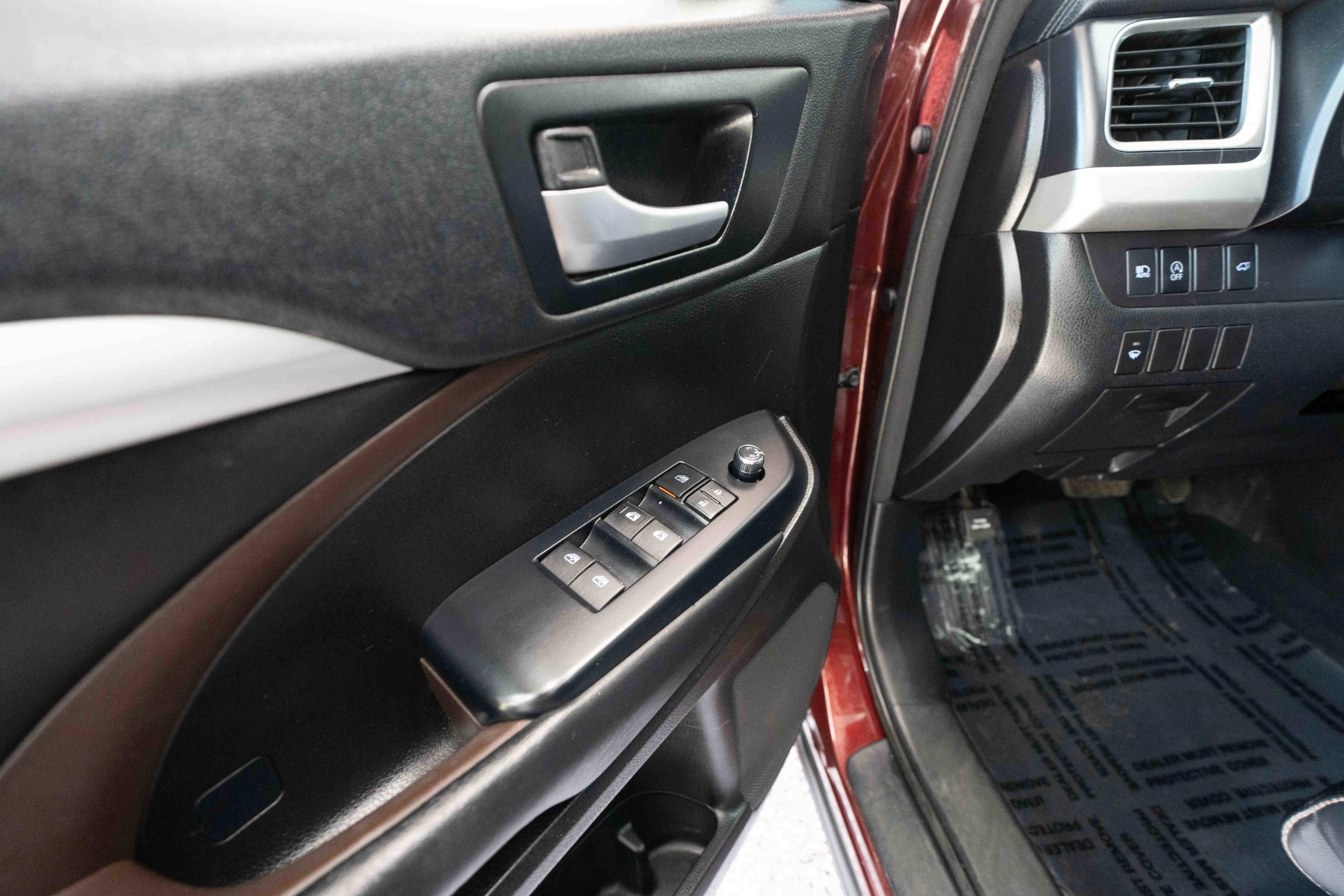 Used 2017 Toyota Highlander XLE image 7