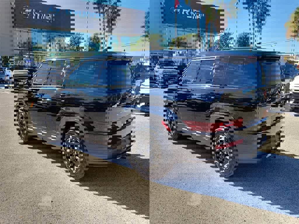 Used 2025 Hyundai Santa Fe SE w/ Tow & Go Package image 2