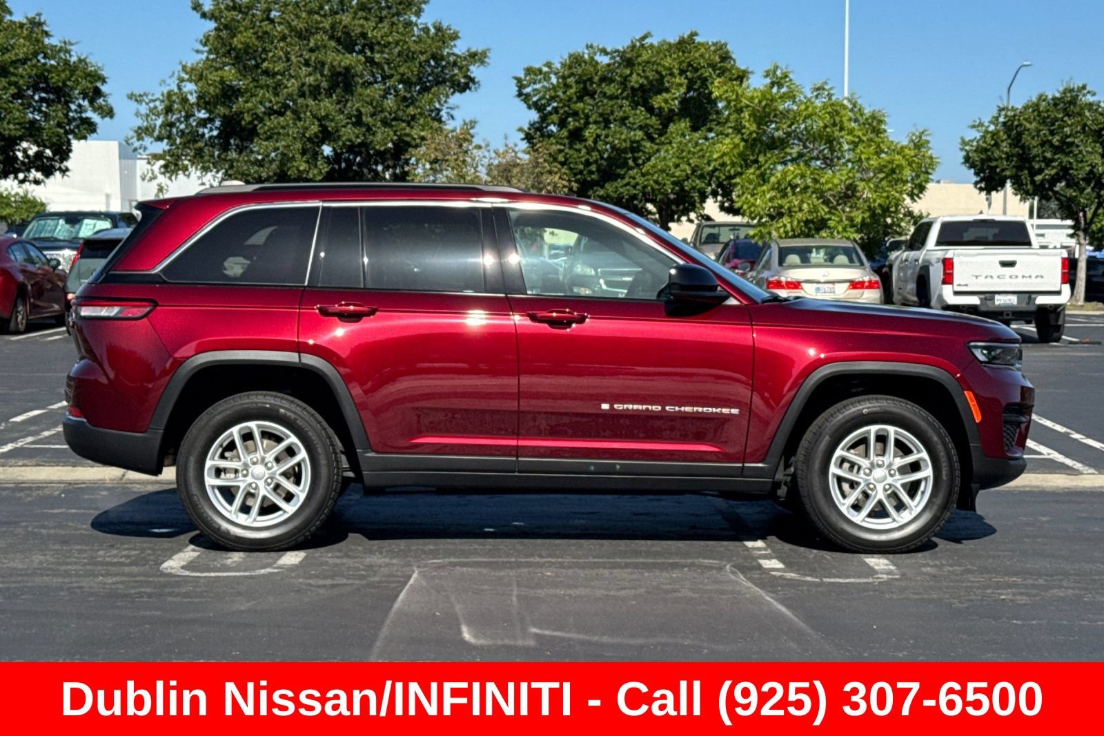 Used 2025 Jeep Grand Cherokee Laredo X w/ Luxury Tech Group I RWD image 3