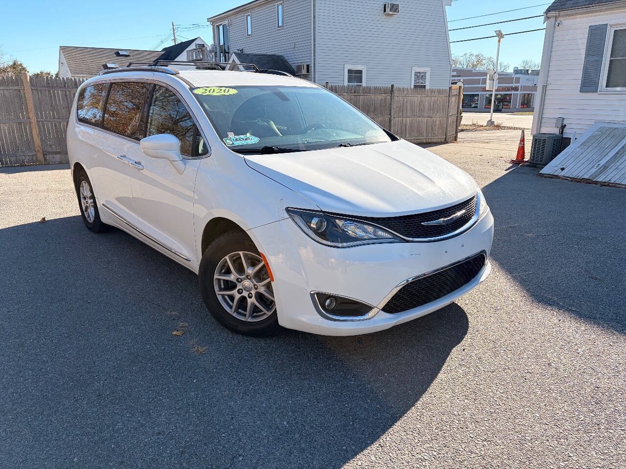 Used 2020 Chrysler Pacifica Touring-L FWD image 5