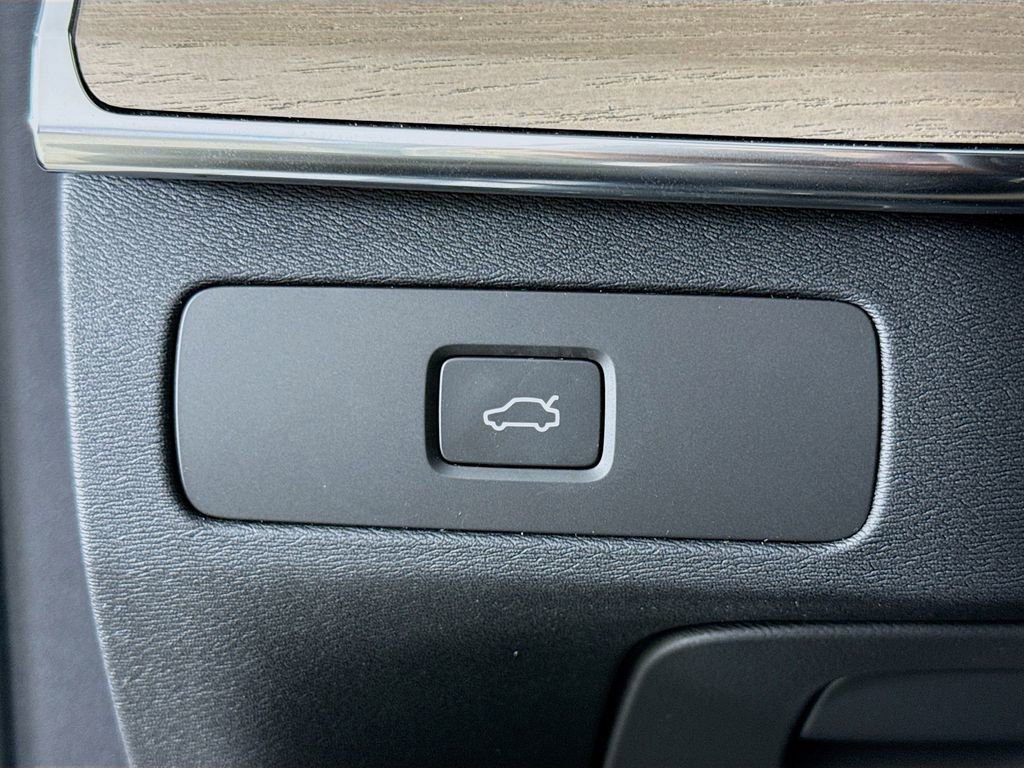 New 2026 Volvo XC90 B6 Plus w/ Protection Package Premier image 10