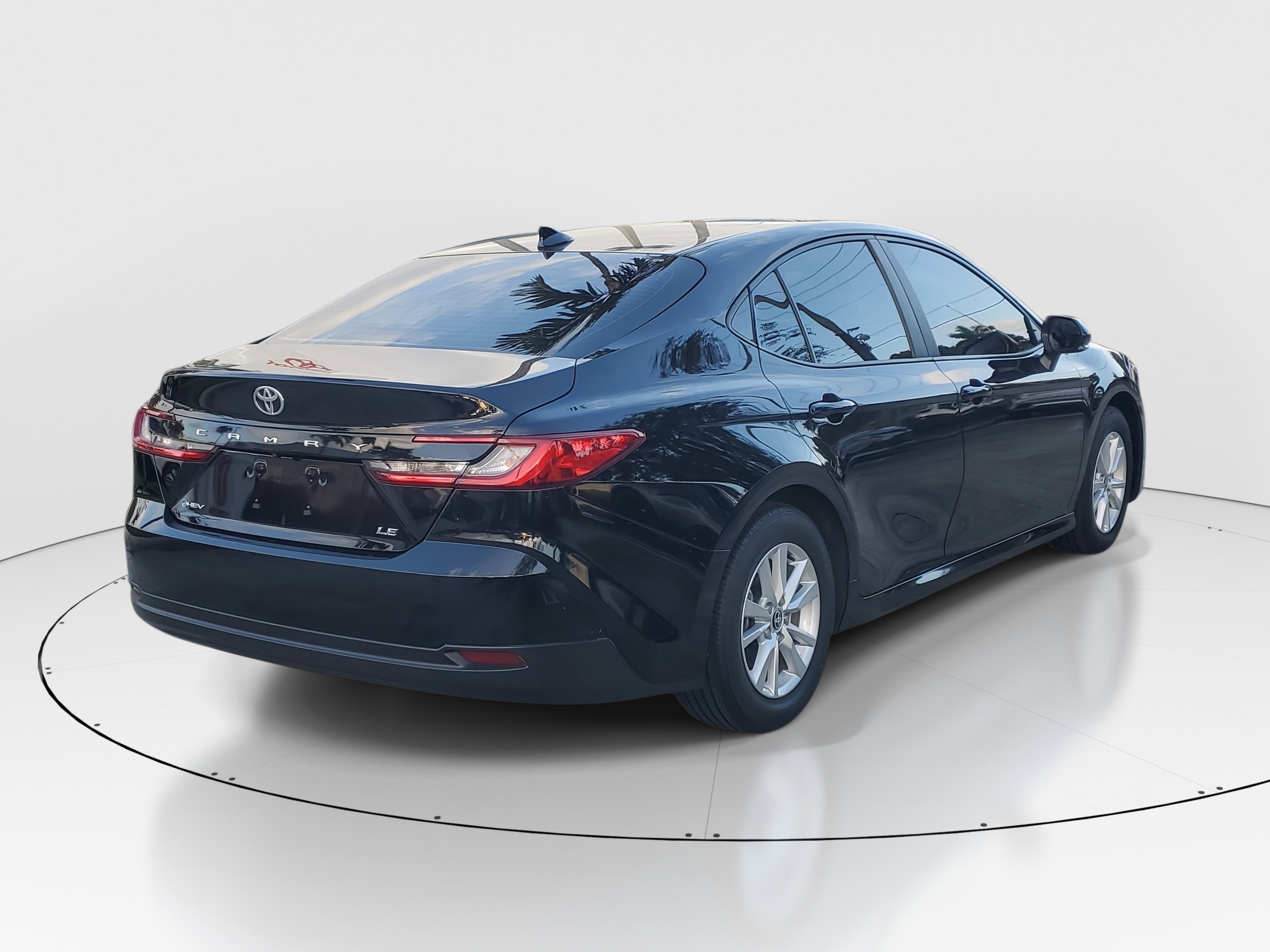 Used 2025 Toyota Camry LE image 3