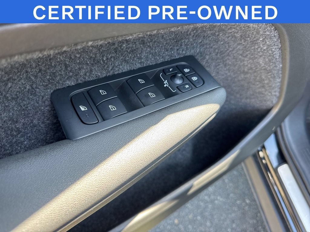 Certified 2025 Volvo XC40 B5 Plus AWD/4WD image 11