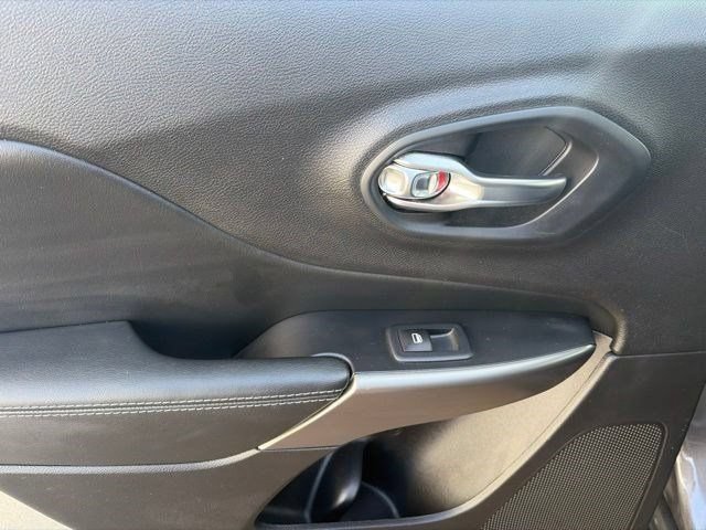 Used 2020 Jeep Cherokee Latitude Plus w/ Cold Weather Group AWD/4WD image 32