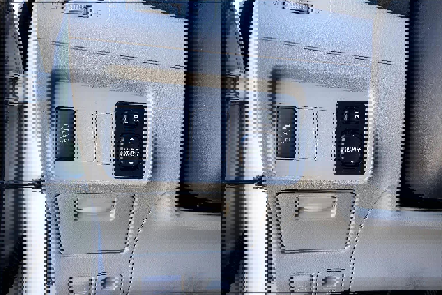 Used 2013 Toyota Corolla LE image 32